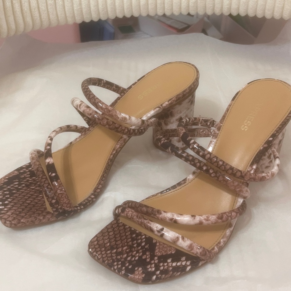 Express Brown Snake Print Heels >⩊<